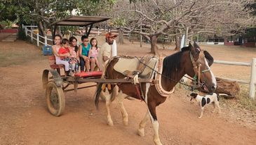 Passeio de charrete no Rancho Canabrava Passeio de charrete no Rancho Canabrava