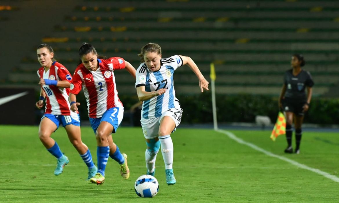 Argentina vence Paraguai na Copa América de futebol feminino