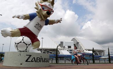 Uma visão geral mostra o Estádio Fisht e o mascote Zabivaka da Copa do Mundo em Sochi, Rússia, em 5 de julho de 2018.