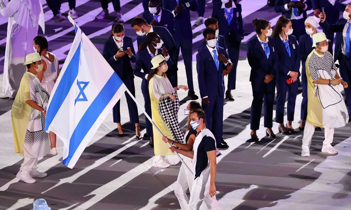 Israelenses Hanna Knyazyeva-Minenko e Yakov Toumarkin durante cerimônia de abertura da Olimpíada Tóquio 2020 - Munique 1972 - mortos