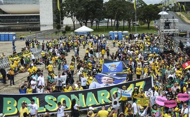 Populares aguardam na praça dos três poderes, a cerimônia de posse do Presidente eleito, Jair Bolsonaro em Brasília.