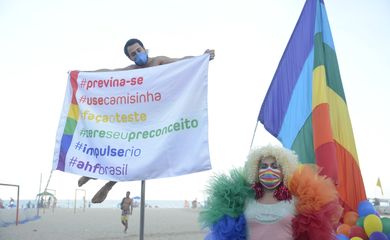 ONG promove ato na Praia de Copacabana no dia Internacional do Orgulho LGBTQIA.
