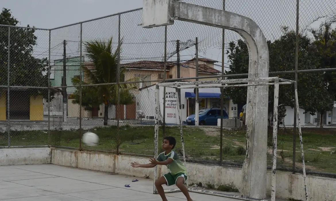 Natal - Os investimentos para a Copa do Mundo nem sempre se revertem em benefícios para as crianças das cidades-sede que convivem com quadras de esporte destruídas e mal conservadas (Valter Campanato/Agência Brasil)