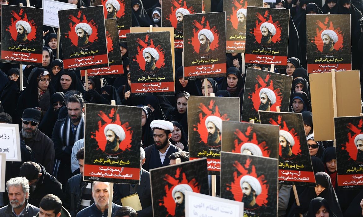 Iranianos protestam contra a execução do líder regiligioso xiita Nimr al-Nimr 