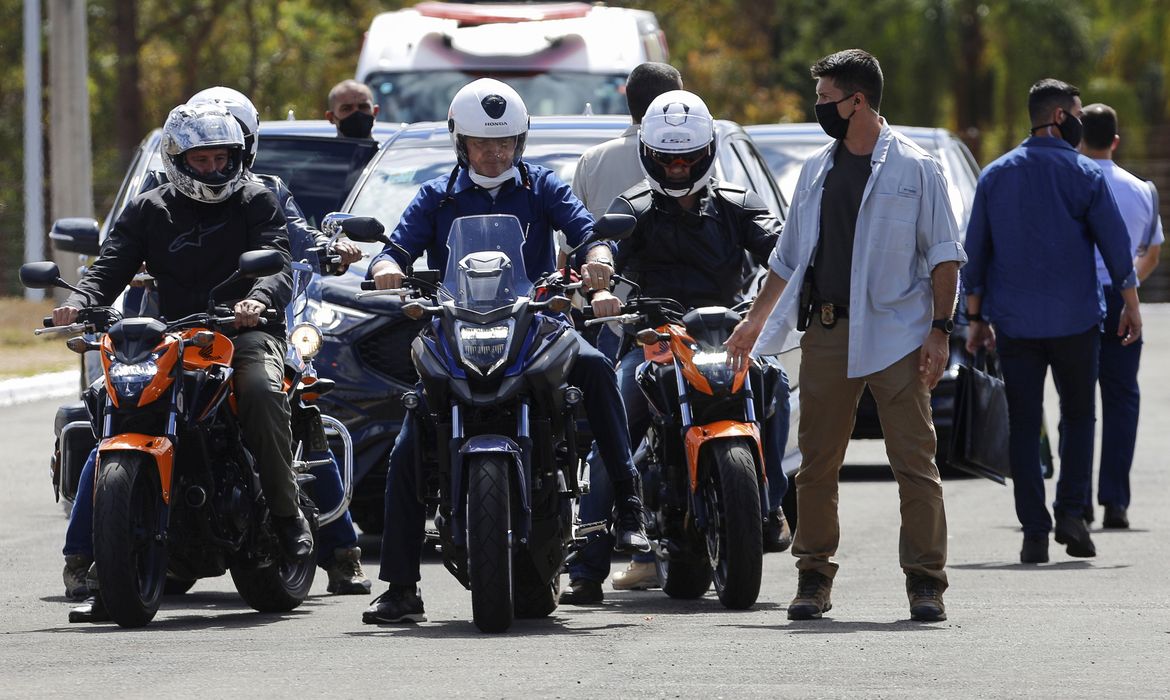 Bolsonaro anda de moto e visita deputada Bia Kicis em Brasília