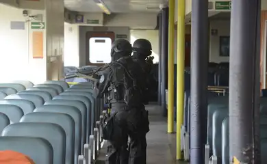 A Unidade de Intervenção Tática do Batalhão de Operações Policiais Especiais (Bope) faz treinamento simulado de regaste de refém no interior de uma embarcação da CCR Barcas, no Rio de Janeiro.