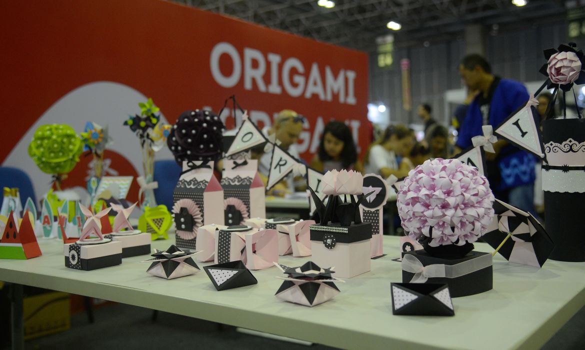 Rio de Janeiro - Oficina de origami no Japan Festival Rio Matsuri, evento que mostra diversas faces da moderna cultura japonesa, no Riocentro, na Barra da Tijuca (Tomaz Silva/Agência Brasil)