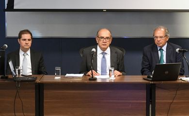 Ministro Gilmar Mendes preside a Audiência de Conciliação relativa a ADPF 984 - ICMS. Com ministro Bruno Bianco, AGU, (esquerda) e ministro Paulo Guedes, ministro da Fazenda (direita).