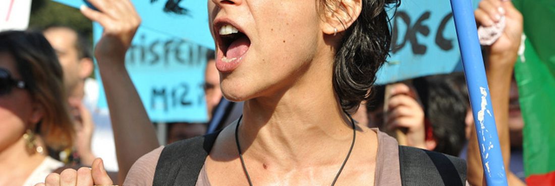 Manifestante em protesto contra austeridade em Portugal em 2011