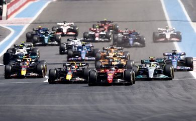 Charles Leclerc larga na frente no GP da França