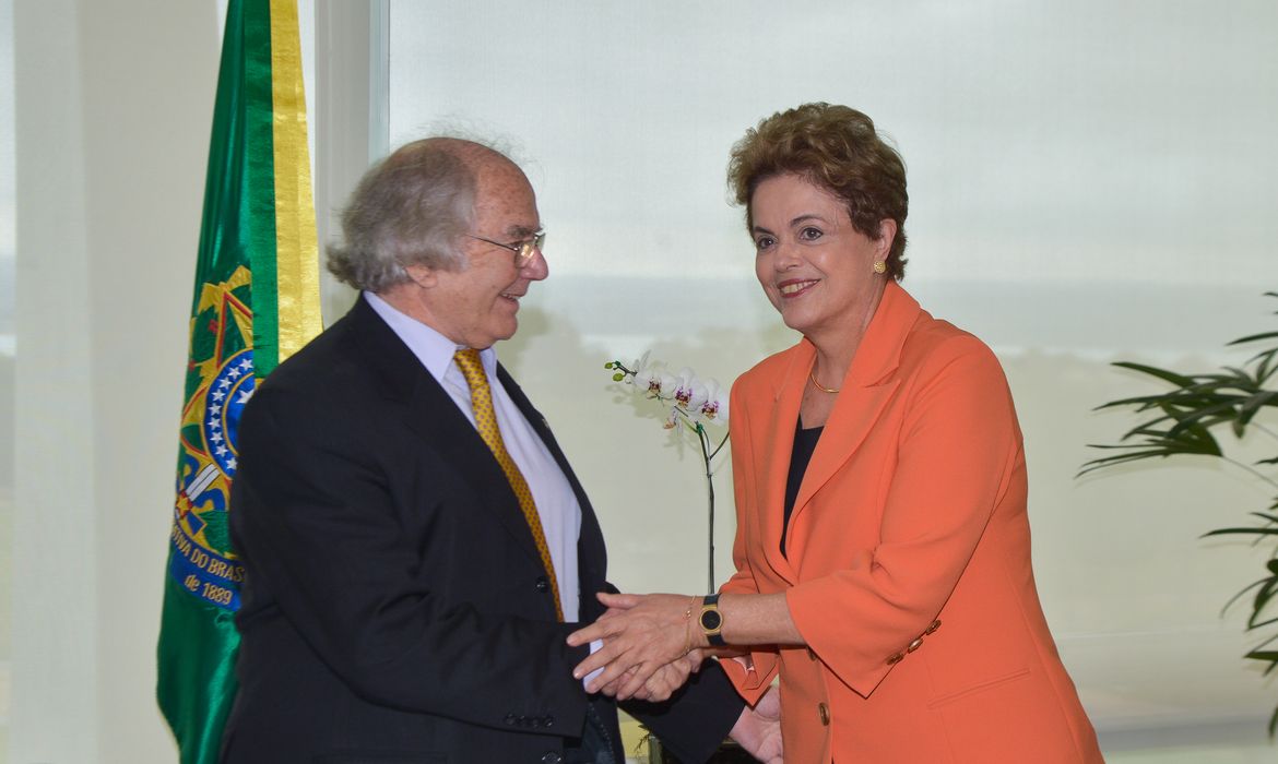 Brasília - A presidenta Dilma Rousseff se reuniu na manhã de hoje (28) com o argentino Adolfo Pérez Esquivel, vencedor do Prêmio Nobel da Paz de 1980 (José Cruz/Agência Brasil)