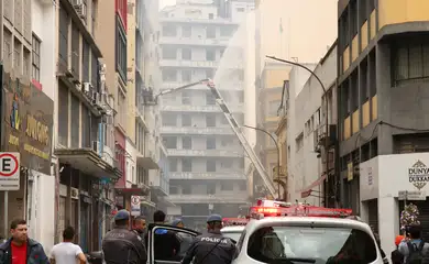 Bombeiros trabalham no incêndio em prédios comerciais na rua Barão de Duprat, próximo a rua 25 de Março, na região central da capital.
