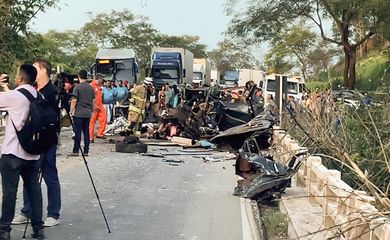 Brasília (DF) 13/01/2024 - Acidente entre ônibus e caminhonete deixou ao menos 8 mortos em Minas.
Foto: Corpo de Bombeiros Minas Gerais/Divulgação