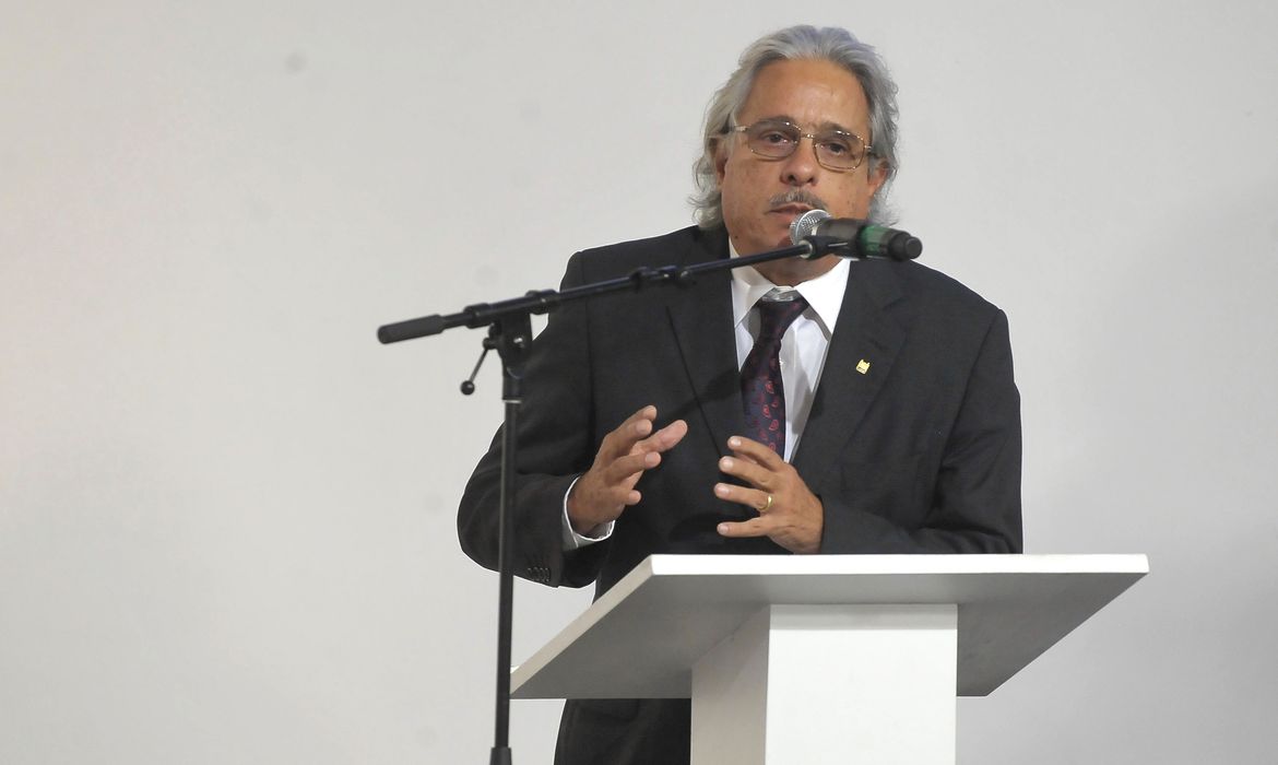 Rio de Janeiro - O presidente da Fundação Oswaldo Cruz (Fiocruz), Paulo Gadelha durante cerimônia que marca o início das transmissões dos canais do Poder Executivo na TV digital aberta no Rio (Tânia Rêgo/Agência Brasil)