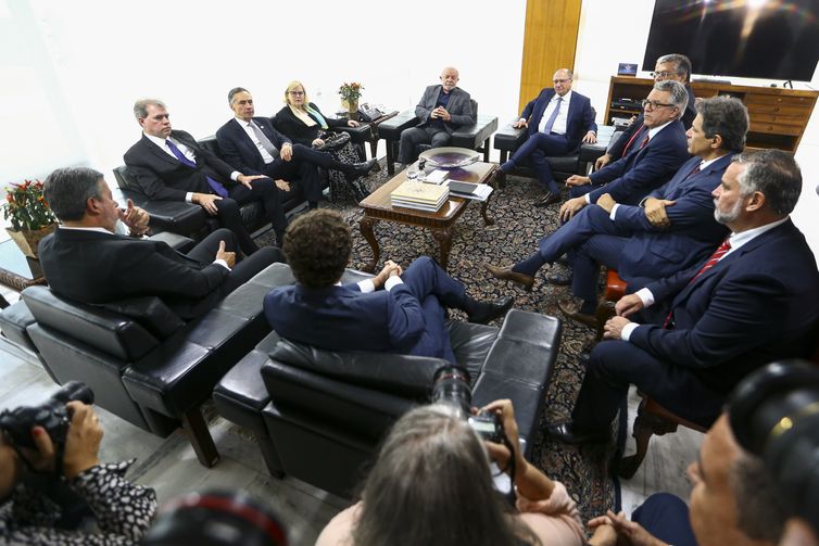 O presidente Luiz Inácio Lula da Silva se reúne com ministros e presidentes dos demais poderes, no Palácio do Planalto.