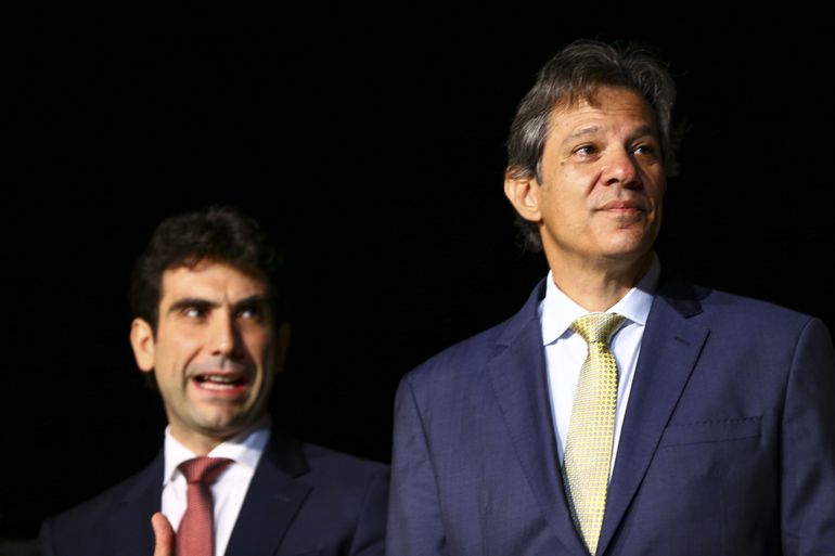 O secretário-executivo, Gabriel Galípolo, e o ministro da Fazenda, Fernando Haddad, assumem os cargos em cerimônia no Centro Cultural Banco do Brasil (CCBB).