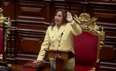 Dina Boluarte toma posse como presidente interina do Peru