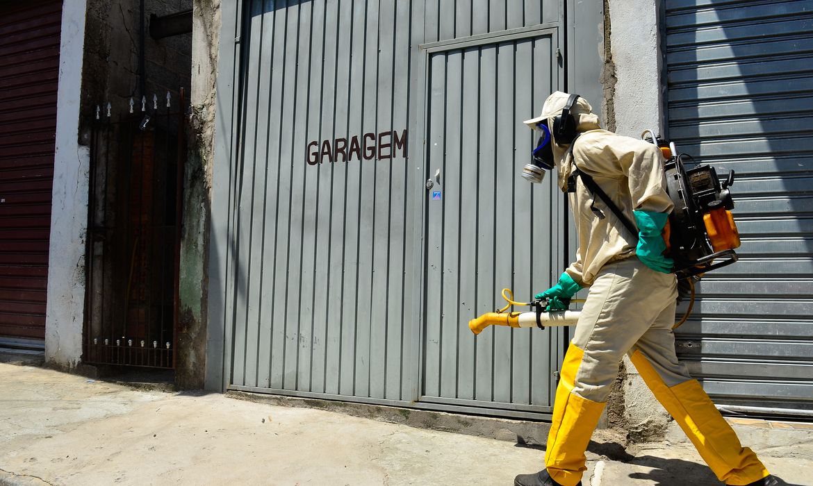 São Paulo - Agentes da prefeitura realizam fumacê para combater o mosquito Aedes Aegypit na rua Professor Francisco Russo, em Guaianases, zona leste de São Paulo (Rovena Rosa/Agência Brasil)

