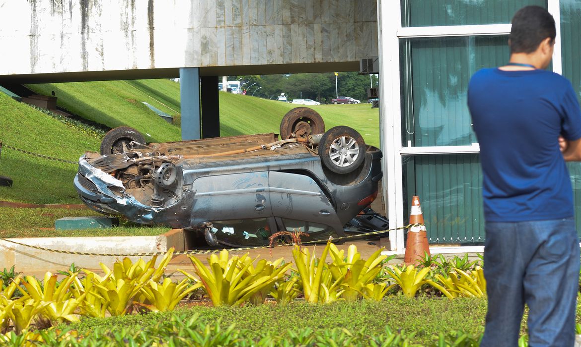 Brasília - Carro conduzido por jovem embriagado cai no gramado lateral da Câmara dos Deputados. (Foto Elza Fiúza/Agência Brasil)