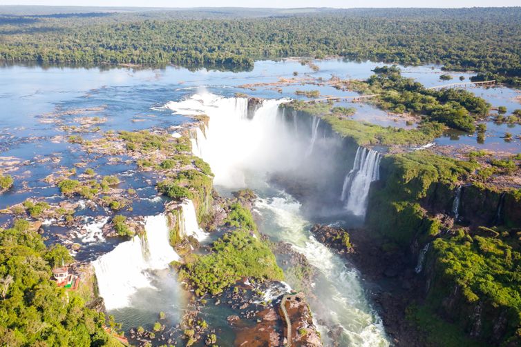 Presidente da República Jair Bolsonaro sobrevoa as Cataratas do Iguaçu.<p></p>