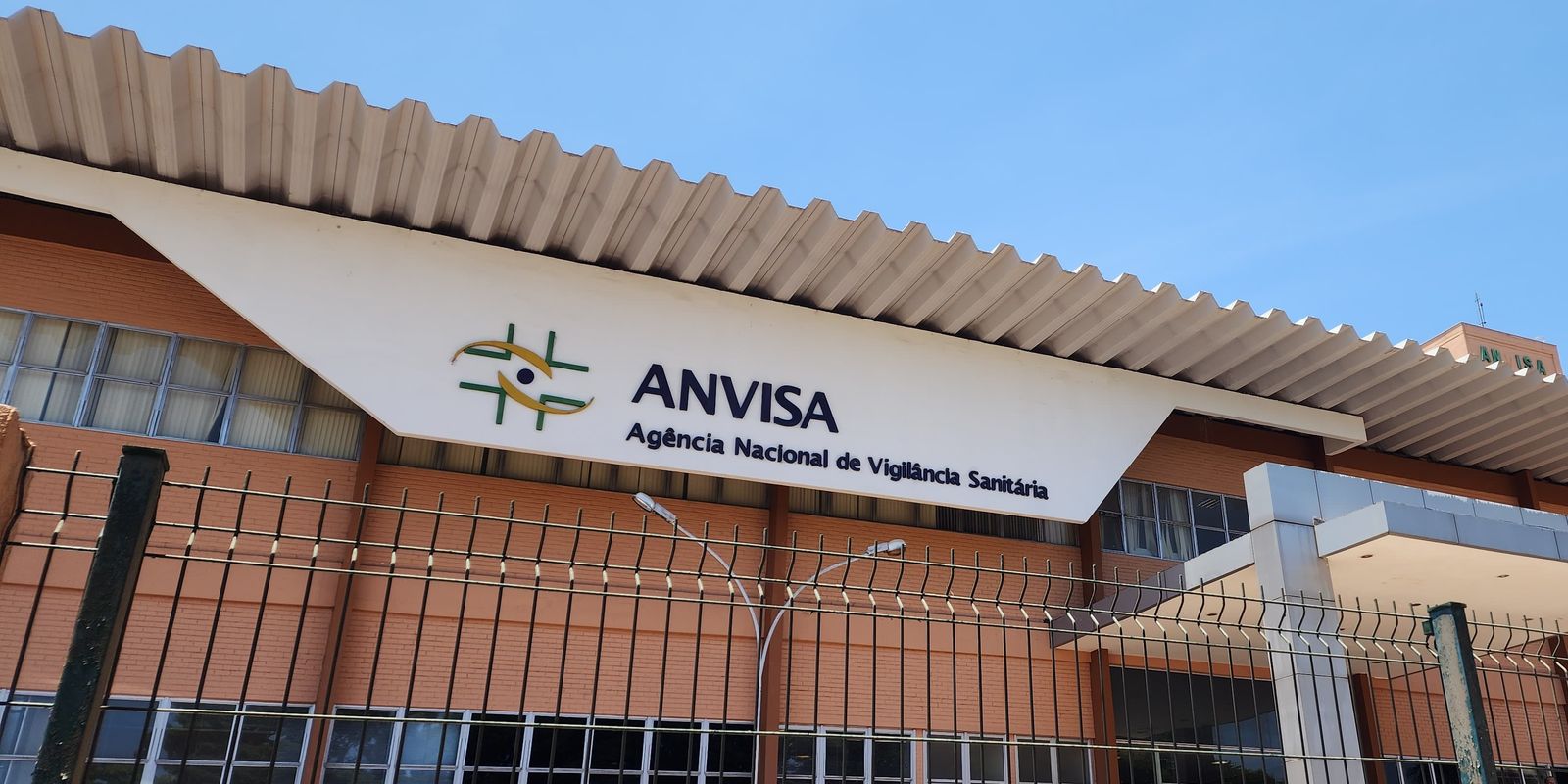 Anvisa proíbe comercialização de medicamentos e complemento alimentar Anvisa proíbe comercialização de medicamentos e complemento alimentar