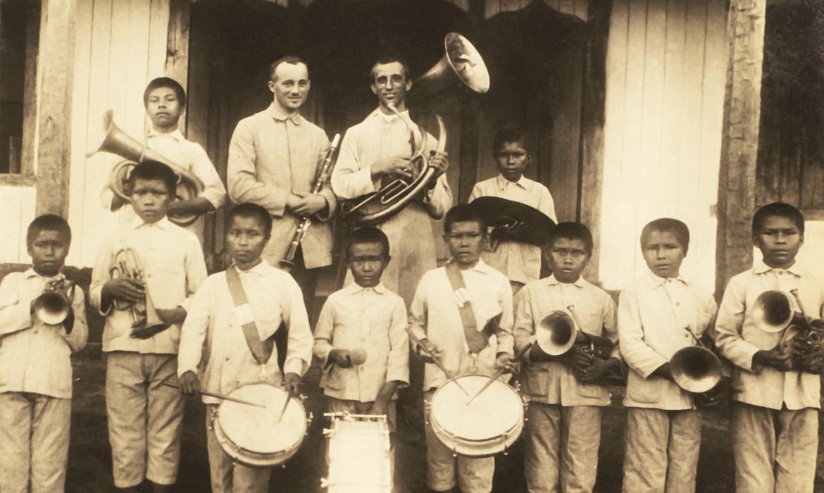 Aula no orfanato masculino. Missão Salesiana de Barcelos. Amazonas. Prelazia do Rio Negro (1937-50)