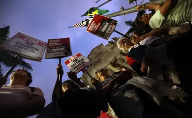 São Paulo (SP) 21/03/2025 - Dia Internacional pela Eliminação da Discriminação Racial, a Frente Povo Negro Vivo, composta por mais de 100 organizações da sociedade civil, participa de  ato público no Largo São Francisco, em frente à Faculdade de Direito da USP, no Centro de São Paulo. O evento tem como objetivo denunciar a violência policial e de Estado que atinge, de forma desproporcional, a população negra e periférica no Brasil, além de reivindicar o impeachment do governador Tarcísio de Freitas e do secretário de Segurança Pública, Guilherme Derrite.
 Foto: Paulo Pinto/Agencia Brasil