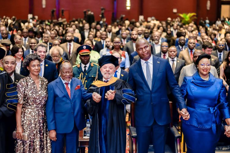 Presidente da República, Luiz Inácio Lula da Silva, durante a cerimônia de outorga do título de Doutor Honoris Causa em Ciência Política, Desenvolvimento e Cooperação Internacional pela Universidade Pedagógica de Maputo. Centro Internacional de Conferências Joaquim Chissano – Maputo (Moçambique)    Foto: Ricardo Stuckert / PR
