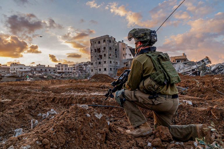 Soldado israelense durante operação militar na Faixa de Gaza
27/12/2023 Forças Israelenses de Defesa/Divulgação via REUTERS