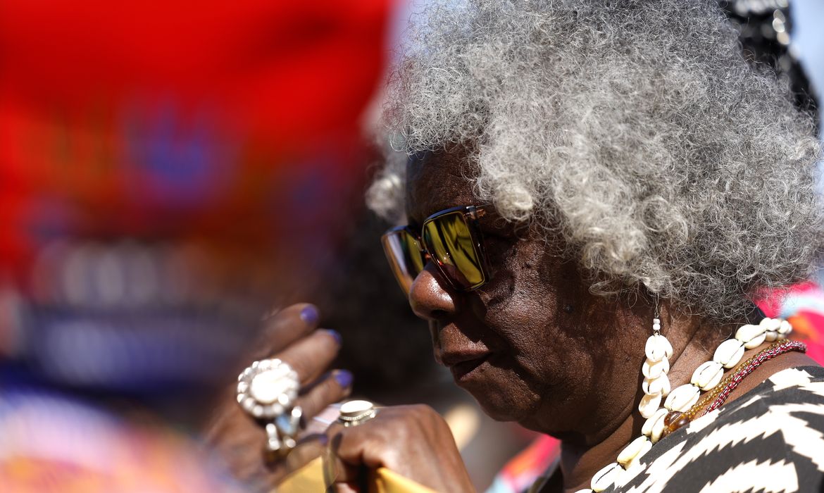 Rio de Janeiro (RJ), 28/07/2024 - A escritora, Conceição Evaristo, participa da 10ª Marcha das Mulheres Negras do RJ.  Mulheres negras marcham contra o racismo e pelo bem viver, na praia de  Copacabana, zona sul da cidade. Foto: Tânia Rêgo/Agência Brasil