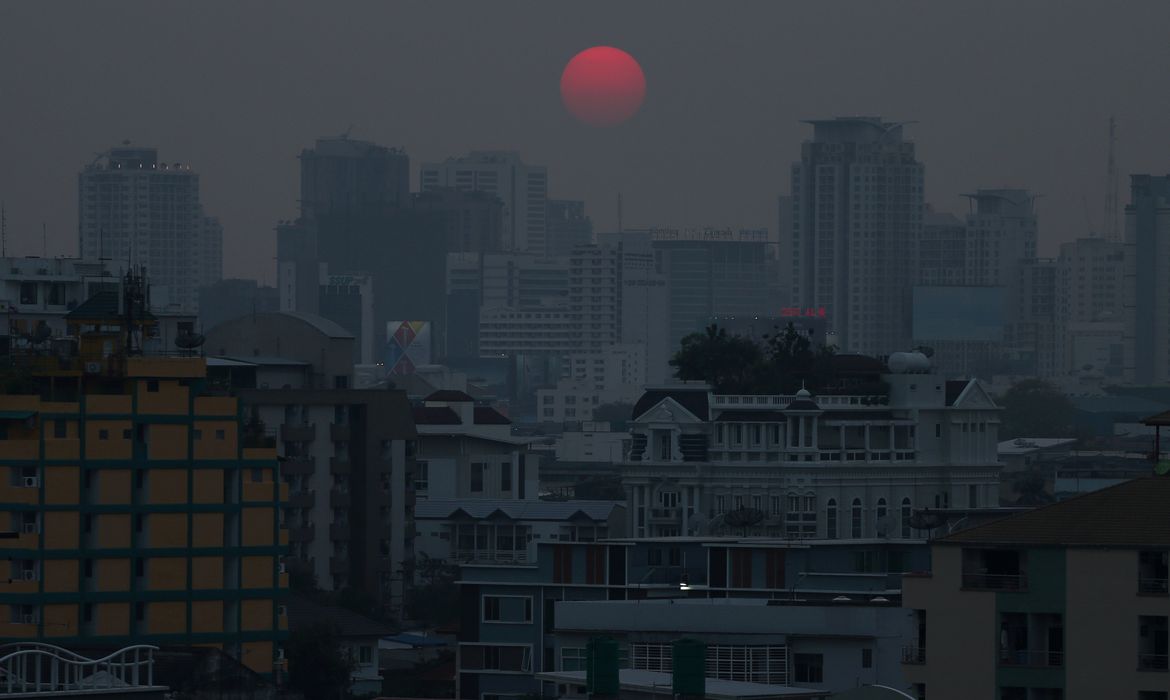 Pôr do sol sob poluição em Bangcoc, na Tailândia, onde terminou hoje a Conferência sobre Mudança Climática 
