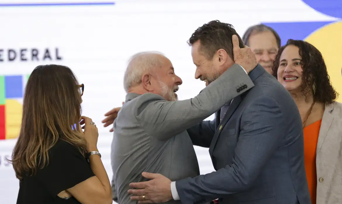Brasília (DF), 12/07/2023 - O presidente Luiz Inácio Lula da Silva entrega a medalha do Mérito Científico ao infectologista Marcus Vinícius Guimarães de Lacerda, durante cerimônia de 