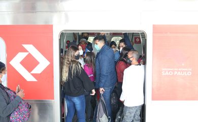 Usuários do transporte público usam máscara na plataforma e trem da Linha 9 Esmeralda da Companhia Paulista de Trens Metropolitanos - CPTM, em Pinheiros.