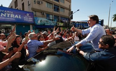 O presidente Jair Bolsonaro cumprimenta populares a caminho do evento de lançamento oficial do projeto Juntos pelo Araguaia, em Aragarças (GO). 