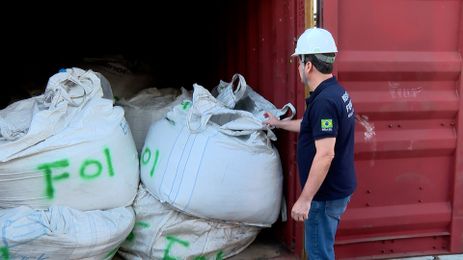 Inspeção de carga de minério no porto de Salvador