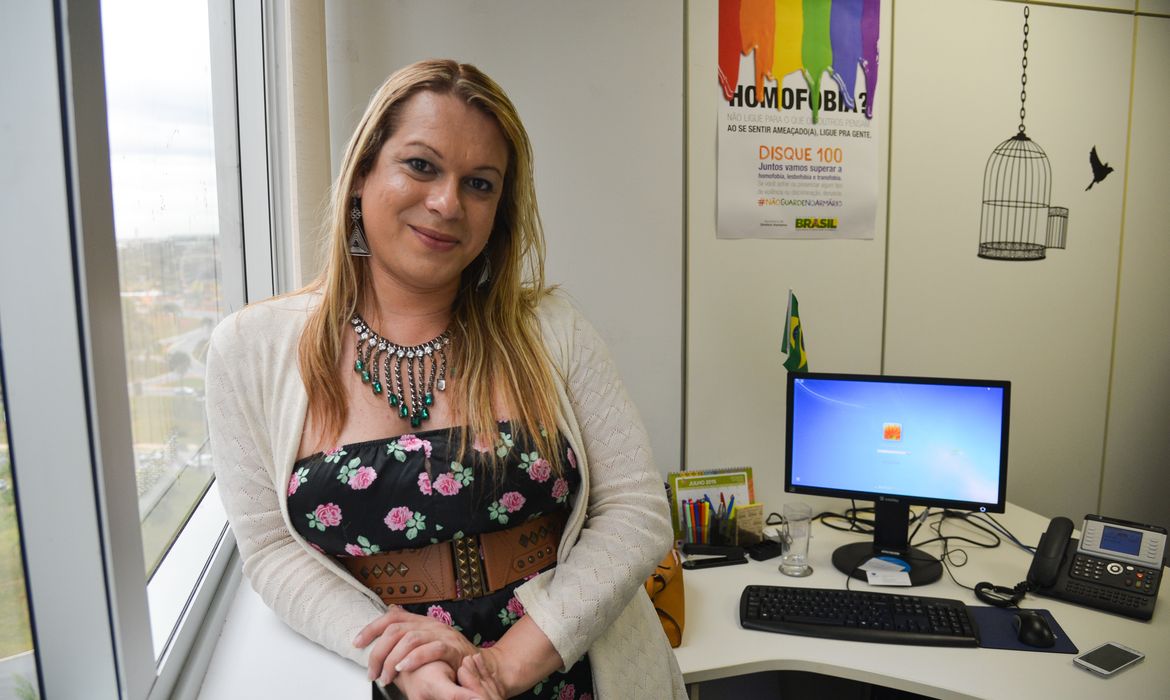 A travesti,Symmy Larrat, primeira a ocupar a função de coordenadora-geral de Promoção dos Direitos LGBT,da SDH, conta sua trajetória em entrevista exclusiva à Agência Brasil (Marcello Casal Jr/Agência Brasil)
