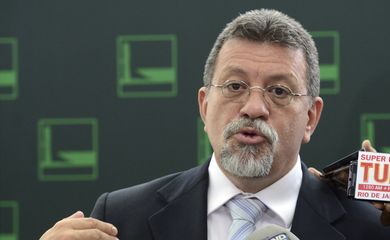Brasília - O líder do PT na Câmara dos Deputados, Afonso Florence, em entrevista sobre a indicação de Lula para a Casa Civil (Antonio Cruz/Agência Brasil)