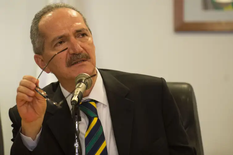 Marcelo Camargo/Agência Brasil Brasília - O ministro da Defesa, Aldo Rebelo , durante cerimônia de transmissão de cargo do novo ministro da Ciência, Tecnologia e Inovação, Celso Pansera (Marcelo Camargo/Agência Brasil)