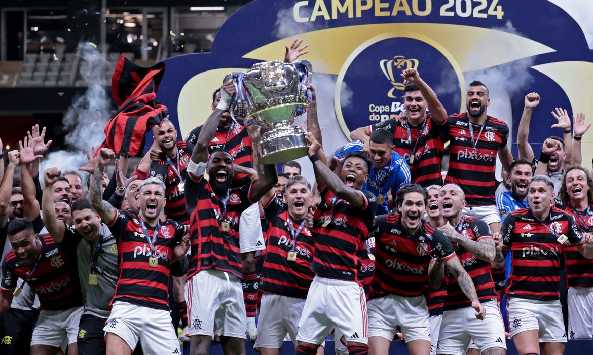 REUTERS/Cris Mattos/Proibida reprodução Soccer Football - Copa do Brasil - Final - Second Leg - Atletico Mineiro v Flamengo - Arena MRV, Belo Horizonte, Brazil - November 10, 2024 Flamengo's Gerson, Bruno Henrique and teammates celebrate winning the Copa do Brasil with the trophy REUTERS/Cris Mattos
