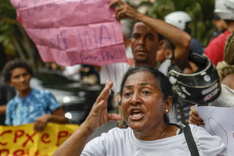 Rio de Janeiro (RJ), 29/10/2025 - Protesto contra a operação policial que deixou mais de 119 pessoas mortas no Complexo da Penha, em frente ao Palácio Guanabara, sede do governo do Estado.Foto: Fernando Frazão/Agência Brasil