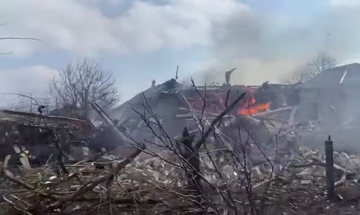 Área atingida por disparos de artilharia russos em Mariupol, na Ucrânia