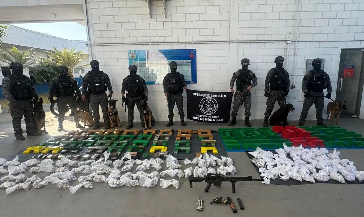 Rio de Janeiro (RJ) 29/08/2024 - Apreensão de drogas na Maré.
Foto: Douglas Corrêa/Agência Brasil