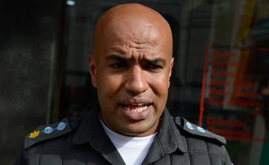 Rio de Janeiro - O porta-voz da Polícia Militar, major Ivan Blaz, fala durante protestos de familiares de policiais militares que impedem a saída de viaturas em batalhões da região metropolitana do Rio de Janeiro (Tomaz Silva/Agência Brasil