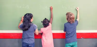 Alunos resolvem problemas de matemática na lousa