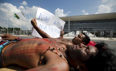 Brasília - Indígenas de diversas etnias protestam, em frente ao Palácio do Planalto, contra a aprovação da PEC 215 em Comissão Especial da Câmara dos Deputados (Marcelo Camargo/Agência Brasil)