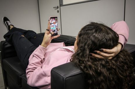 Brasília, 07/21/2023, Student Júlia, uses her cell phone. Dreams of the youth: policies help to enhance trajectories and create opportunities. Photo: Antônio Cruz/Agência Brasil