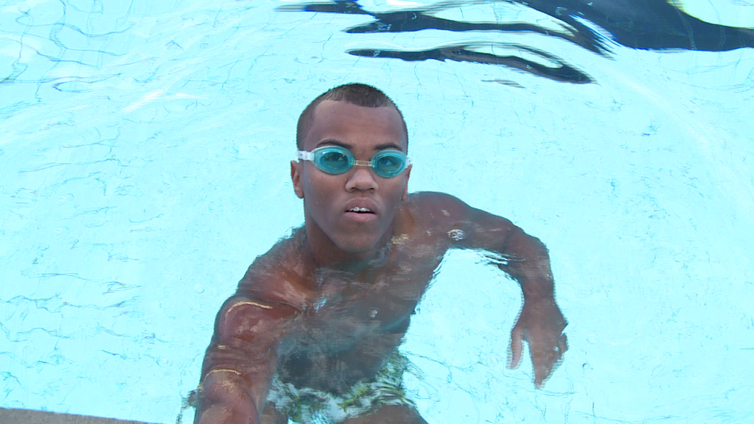 Nossa equipe acompanhou um dia de treino com o nadador Adriel Souza. Ele pratica a natação profissional há 10 anos e conta sobre sua história no esporte