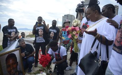A mãe de Moïse Kabagambe, Lotsove Lolo Lavy Ivone durante ato em memória de seu filho, realizado no quiosque onde ele morreu após ser espancado, na Barra da Tijuca, na zona oeste do Rio de Janeiro