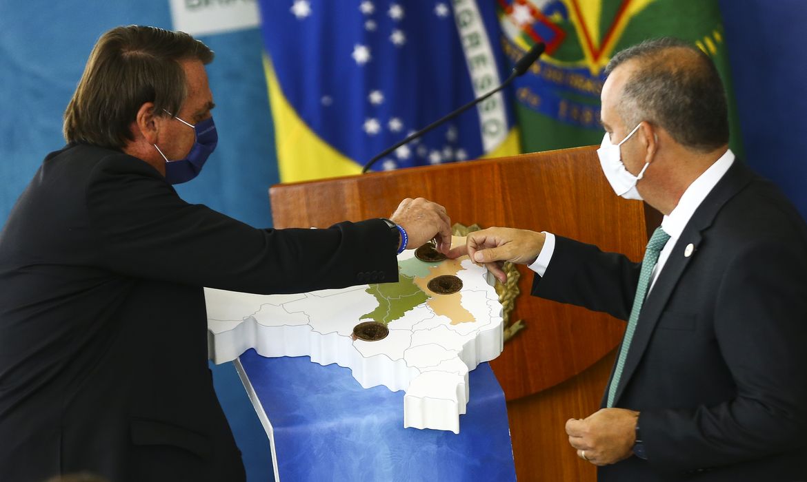 O presidente Jair Bolsonaro e o ministro do Desenvolvimento Regional, Rogério Marinho, durante cerimônia para o anúncio de investimentos para o Programa Águas Brasileiras.