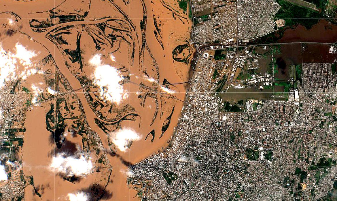 CHUVAS NO RS - FIOCRUZ -  Fotos de satélite divulgada pela Fiocruz mostra o Rio Guaiba (e) e a área metropolitana de Porto Alegre (d). Foto: ICICT/Fiocruz